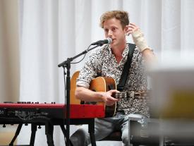 Diplomfeier Grenchen 2022 - Nils Burri an der Gitarre