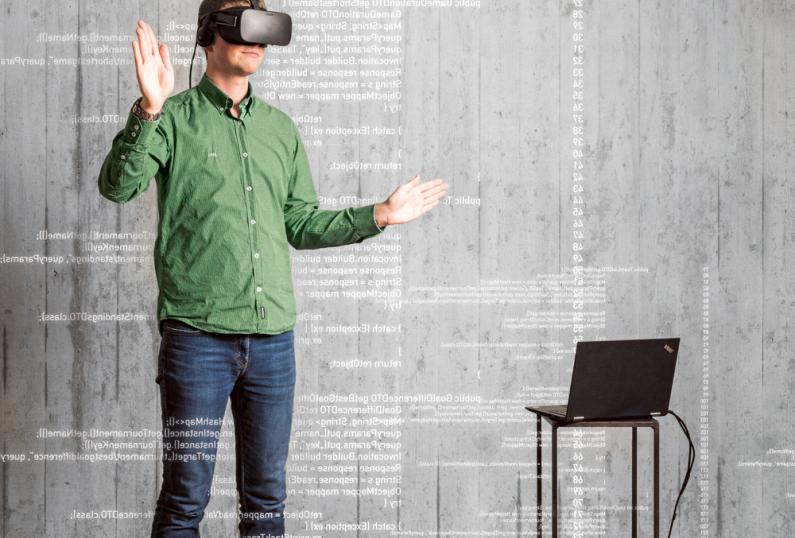 Softwareentwicklung HF  - Student mit einer VR-Brille vor einer virtuellen Wand
