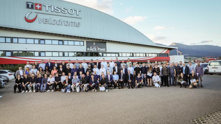 Diplomfeier Grenchen 2022 - Foto aller Diplomanden vor dem TISSOT Veldodrome