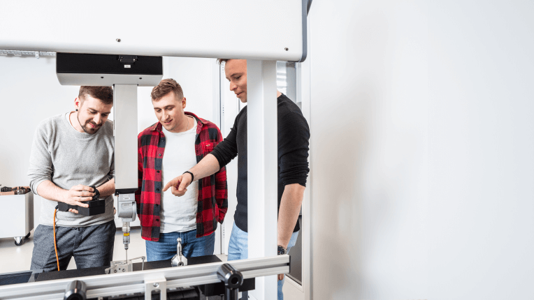 Bild Personen die Maschine betätigen
