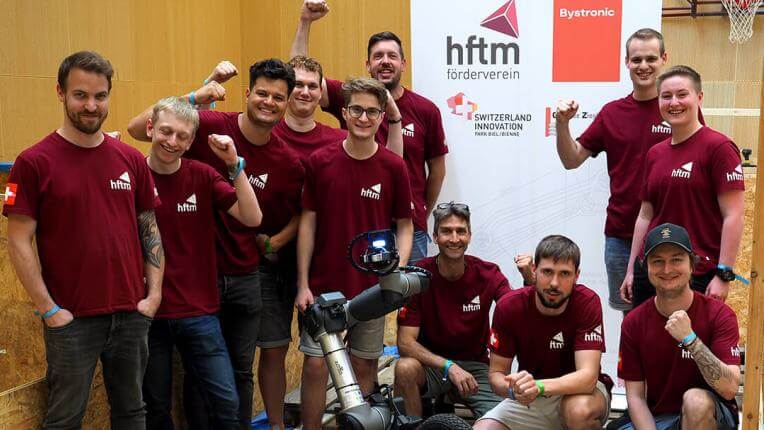 Gruppenfoto mit Roboter