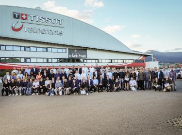 Diplomfeier Grenchen 2022 - Foto aller Diplomanden vor dem TISSOT Veldodrome