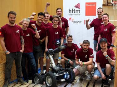 Gruppenfoto mit Roboter