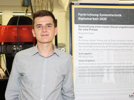 Diplomausstellung Biel 2020 - Benjamin Staub vor seiner Diplomarbeit