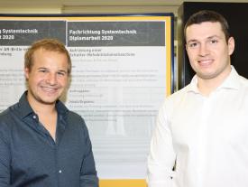 Diplomausstellung Biel 2020 - Pascal Ketelaar und Patrick Simon vor ihrer Diplomarbeit