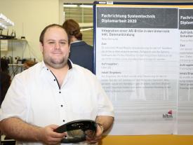Diplomausstellung Biel 2020 - Reto Bernardi vor seiner Diplomarbeit