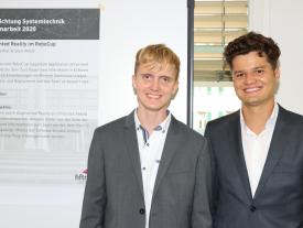 Diplomausstellung Biel 2020 - Lars Hostettler und Sven Imhof vor ihrer Diplomarbeit