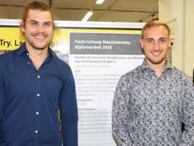 Diplomausstellung Biel 2020 - Robin Kull und Lukas Rufener vor ihrer Diplomarbeit