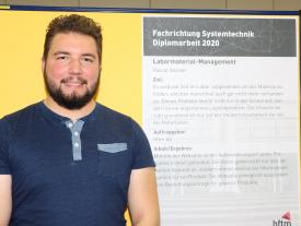 Diplomausstellung Biel 2020 - Pascal Gerster vor seiner Diplomarbeit