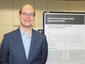 Diplomausstellung Biel 2020 - Roger Hugelshofer vor seiner Diplomarbeit