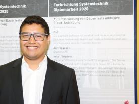 Diplomausstellung Biel 2020 - Francesco Caccivio vor seiner Diplomarbeit