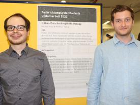 Diplomausstellung Biel 2020 - Michael Kauz und Matthias Wellig vor ihrer Diplomarbeit