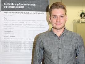 Diplomausstellung Biel 2020 - Kevin Briggen vor seiner Diplomarbeit