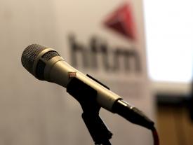 Diplomfeier Techniker HF Biel - Mikrophon vor hftm Logo