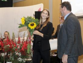 Diplomfeier Techniker HF Biel - Eventorganisatorin Jessy Nützi erhält Blumen als kleine Anerkennung