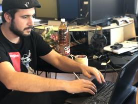 HF Systemtechnik Student arbeitet an den letzten Optimierungen vor der Präsentation