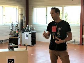 HF Student erklärt den Ablauf des RoboCups
