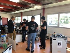 Jean-Pierre Neuhaus von Bystronic im Gespräch mit HF Studenten der hftm beim Robotino