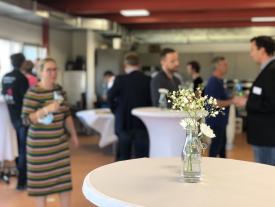 Tischdekoration mit Personen im Hintergrund