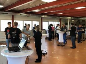 Apéro nach der Präsenation zeigt Studierenden und Besucher im Austausch