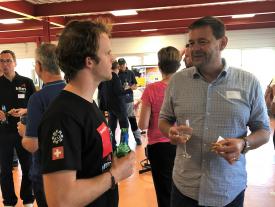 René Feldmann, Leiter HF Vollzeitstudiengänge Biel und Sven im Gespräch am Apéro bei Gewinde Ziegler in Horriwil