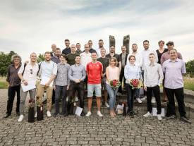 Gruppenfoto der hftm Diplomfeier im Juli 2021