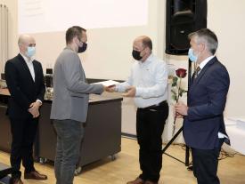 Bild der Übergabe des Diploms auf der hftm Diplomfeier im Juli 2021