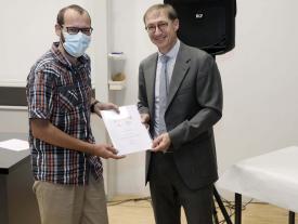 Bild der Übergabe des Diplompreises auf der hftm Diplomfeier im Juli 2021