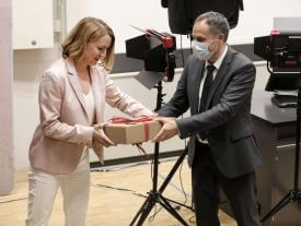 Bild der Übergabe des Geschnekes auf der hftm Diplomfeier im Juli 2021