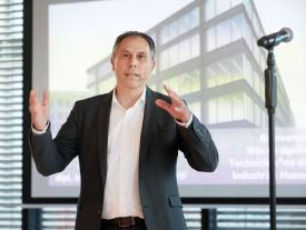 Michael Benker an der Diplomfeier der Vollzeitstudiengänge Techniker HF Maschinenbau und Systemtechnik in Biel/Bienne am 1. Oktober 2021