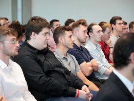Gäste im Auditorium des Switzerland Innovation Parks Biel/Bienne an der Diplomfeier der Techniker HF-Studiengänge Systemtechnik und Maschinenbau