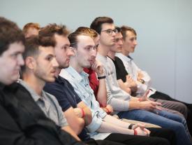 Gäste im Auditorium des Switzerland Innovation Parks Biel/Bienne an der Diplomfeier der Techniker HF-Studiengänge Systemtechnik und Maschinenbau