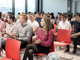 Gäste im Auditorium des Switzerland Innovation Parks Biel/Bienne an der Diplomfeier der Techniker HF-Studiengänge Systemtechnik und Maschinenbau