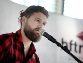 Musiker und Singer Songwriter Chris Samuel an der hftm-Diplomfeier im Auditorium im SIPBB, 1. Oktober 2021