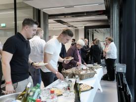 Gäste beim Apéro an der Bieler Diplomfeier der Techniker HF-Studiengänge Systemtechnik und Maschinenbau im SIPBB