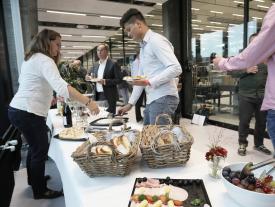 Gäste beim Apéro an der Bieler Diplomfeier der Techniker HF-Studiengänge Systemtechnik und Maschinenbau im SIPBB