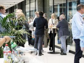 Gäste beim Apéro an der Bieler Diplomfeier der Techniker HF-Studiengänge Systemtechnik und Maschinenbau im SIPBB