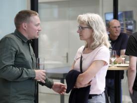 Gäste beim Apéro an der Bieler Diplomfeier der Techniker HF-Studiengänge Systemtechnik und Maschinenbau im SIPBB
