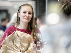 Gäste beim Apéro an der Bieler Diplomfeier der Techniker HF-Studiengänge Systemtechnik und Maschinenbau im SIPBB