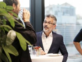 Gäste beim Apéro an der Bieler Diplomfeier der Techniker HF-Studiengänge Systemtechnik und Maschinenbau im SIPBB