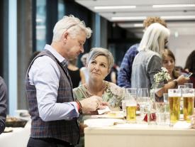 Gäste beim Apéro an der Bieler Diplomfeier der Techniker HF-Studiengänge Systemtechnik und Maschinenbau im SIPBB