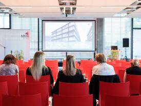 Auditorium im Switzerland Innovation Park Biel/Bienne an der Diplomfeier der Techniker HF-Studiengänge Systemtechnik und Maschinenbau