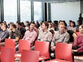 Gäste im Auditorium des Switzerland Innovation Parks Biel/Bienne an der Diplomfeier der Techniker HF-Studiengänge Systemtechnik und Maschinenbau