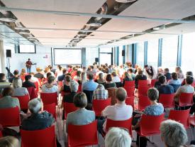 Gäste im Auditorium des Switzerland Innovation Parks Biel/Bienne an der Diplomfeier der Techniker HF-Studiengänge Systemtechnik und Maschinenbau