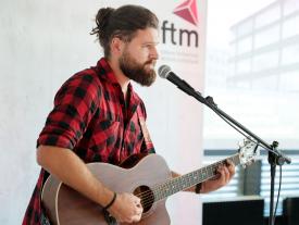 Musiker und Singer Songwriter Chris Samuel an der hftm-Diplomfeier im Auditorium im SIPBB, 1. Oktober 2021