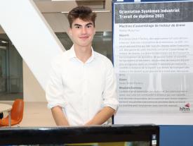 Matteo Musumeci (Fachbereich Systemtechnik) präsentiert seine Diplomarbeit an der Diplomausstellung an der hftm in Biel/Bienne