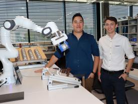 Samuel Büttler und Dario Rubitschung aus dem Fachbereich Systemtechnik präsentieren ihre Diplomarbeit an der Diplomausstellung an der hftm in Biel/Bienne