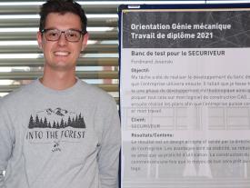 Ferdinand Jesenski aus dem Fachbereich Maschinenbau präsentiert seine Diplomarbeit an der Diplomausstellung an der hftm in Biel/Bienne
