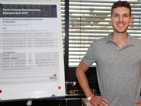 Thomas Hänggi aus dem Fachbereich Maschinenbau präsentiert seine Diplomarbeit an der Diplomausstellung an der hftm in Biel/Bienne