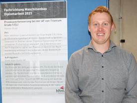 Thomas Rickli aus dem Fachbereich Maschinenbau präsentiert seine Diplomarbeit an der Diplomausstellung an der hftm in Biel/Bienne